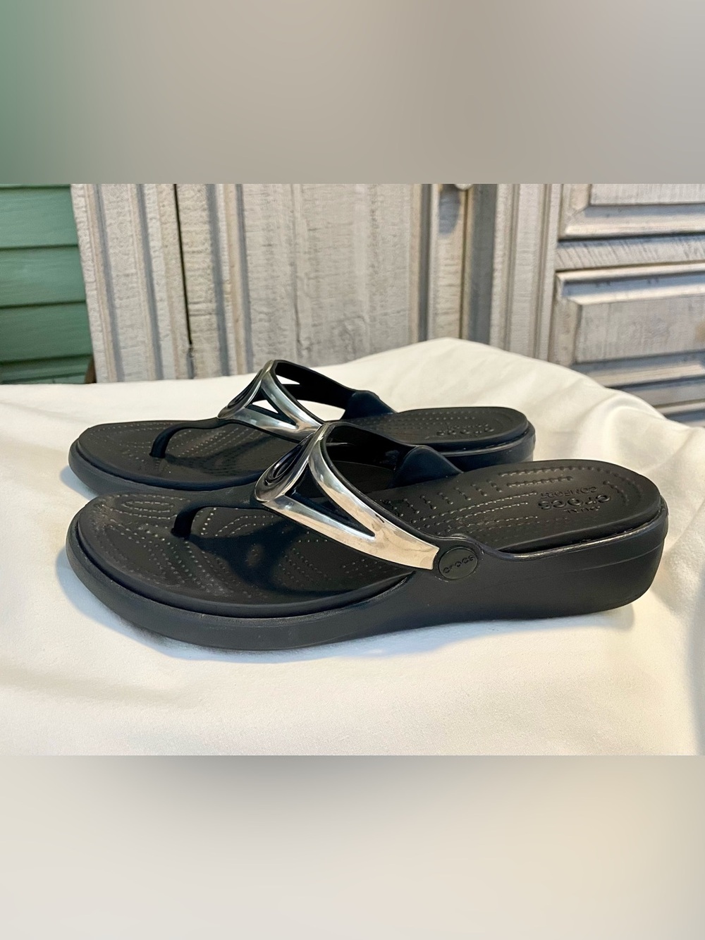 CROCS Sanrah Wedge - Silver Ring/Comfort/Flip~Flop - Women’s Sz 8 - Black/Silver - Picture 3 of 10